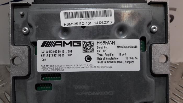 Radioverstärker van een Mercedes-AMG E Estate AMG (S213) 3.0 E-43 AMG V6 Turbo 4-Matic 2018