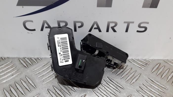 Interruptor de ajuste de asiento de un Mercedes-Benz CLA (117.3) 1.6 CLA-200 16V 2019