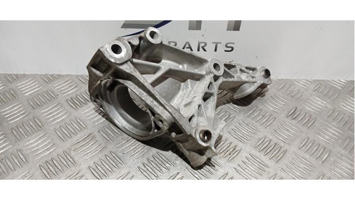 Engine mount from a Mercedes-Benz A (177.0) 1.3 A-200 Turbo 16V 2021