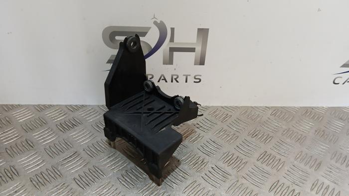 Support (miscellaneous) from a Mercedes-Benz A (W176) 1.6 A-180 16V 2013