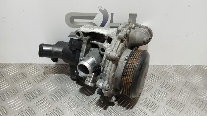 Usagé Pompe à eau Mercedes A (W176) 1.8 A-200 CDI 16V Prix € 45,00 Règlement à la marge proposé par SH Carparts