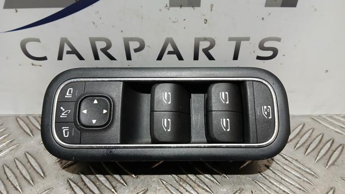 Usados Interruptor combinado de ventanillas Mercedes CLA (118.3) 1.3 CLA-180 Turbo 16V Precio € 39,00 Norma de margen ofrecido por SH Carparts