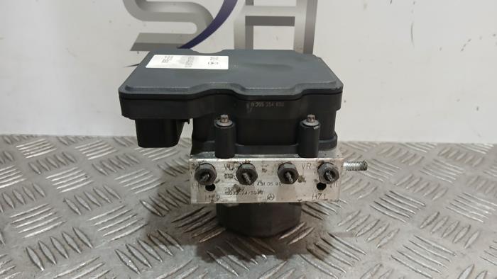 Begagnade ABS-pump Mercedes GLA (156.9) 2.2 220 CDI 16V 4-Matic Pris € 190,00 Marginaltabell erbjuds av SH Carparts
