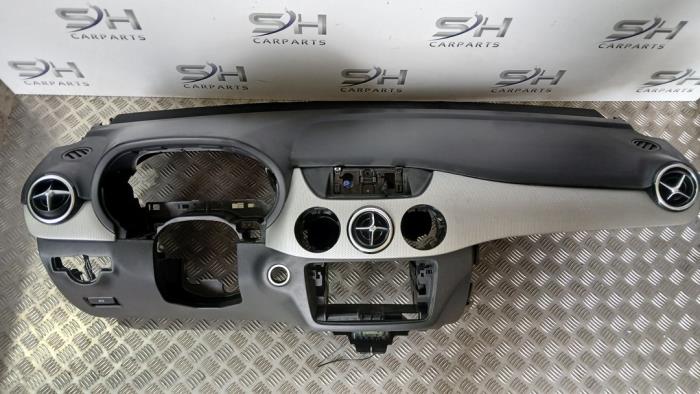 Usados Salpicadero Mercedes B (W246/W242) 1.8 B-180 CDI BlueEFFICIENCY 16V Precio € 150,00 Norma de margen ofrecido por SH Carparts