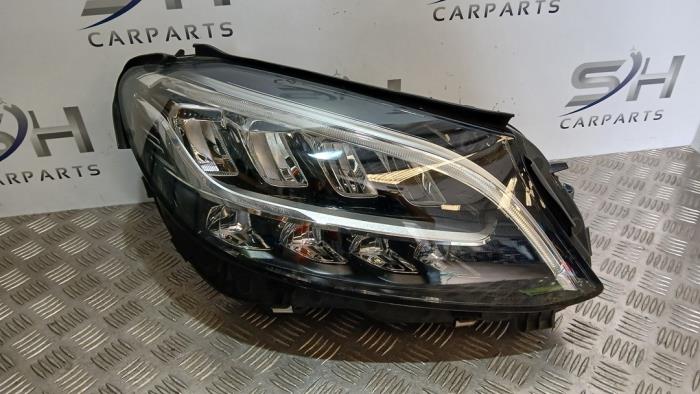 Używane Reflektor prawy Mercedes C (W205) C-180 1.6 16V Cena € 700,00 Procedura marży oferowane przez SH Carparts
