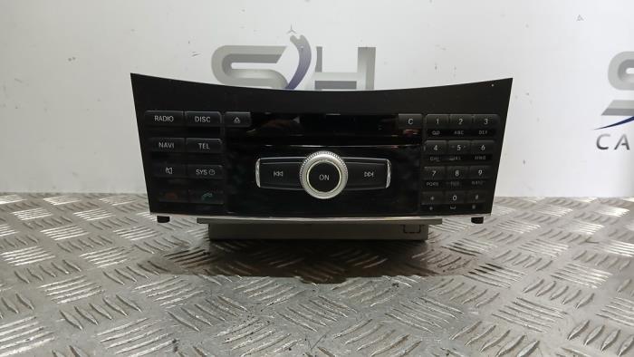 Używane Radio Mercedes E Estate (S212) E-250 CDI 16V BlueEfficiency,BlueTEC Cena € 150,00 Procedura marży oferowane przez SH Carparts