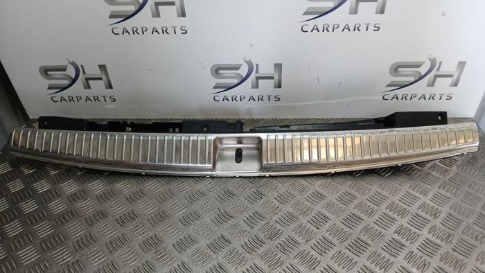 Begagnade Låsplatta, bak Mercedes E Estate AMG (S213) 3.0 E-43 AMG V6 Turbo 4-Matic Pris € 35,00 Marginaltabell erbjuds av SH Carparts