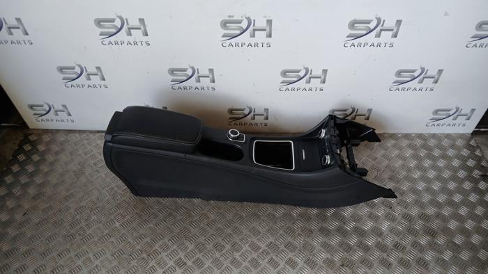 Usagé Console centrale Mercedes A (W176) 1.6 A-180 16V Prix € 49,98 Règlement à la marge proposé par SH Carparts