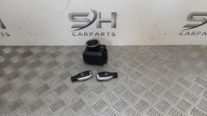 Używane Stacyjka + Kluczyk Mercedes GLK (204.7/9) 3.0 350 CDI 24V 4-Matic Cena € 159,98 Procedura marży oferowane przez SH Carparts
