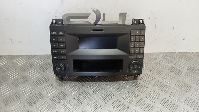 Używane Radio Mercedes Vito (447.6) 1.6 109 CDI 16V Cena € 99,98 Procedura marży oferowane przez SH Carparts
