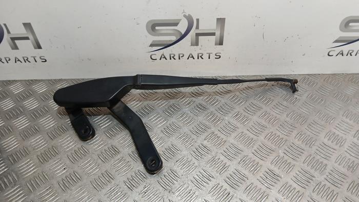 Rear wiper blade arm