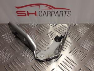 Used Bonnet Hinge Volkswagen Polo IV (9N1/2/3) 1.2 55 Price € 6,00 Margin scheme offered by SH Carparts