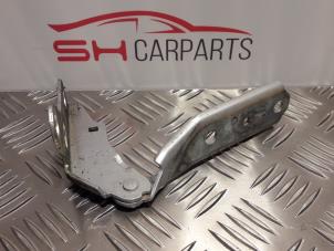 Used Bonnet Hinge Volkswagen Polo IV (9N1/2/3) 1.2 55 Price € 6,00 Margin scheme offered by SH Carparts