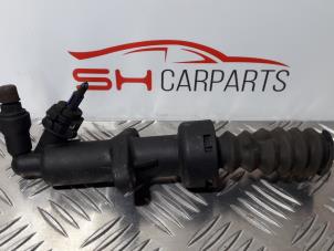 Used Clutch slave cylinder Peugeot 407 (6D) 2.0 HDiF 16V Price on request offered by SH Carparts