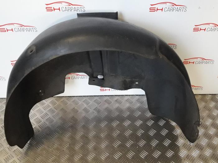 Wheel arch liner from a BMW 1 serie (E87/87N) 118d 16V 2005