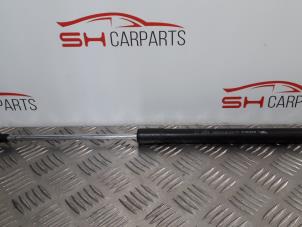 Used Bonnet gas strut, right Renault Clio III (BR/CR) 1.2 16V 65 Price € 11,00 Margin scheme offered by SH Carparts