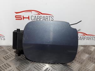 Used Tank cap cover Renault Clio III (BR/CR) 1.4 16V Price € 16,00 Margin scheme offered by SH Carparts