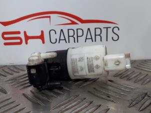 Used Windscreen washer pump Renault Clio III (BR/CR) 1.4 16V Price € 8,00 Margin scheme offered by SH Carparts