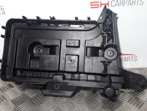 Używane Pojemnik na akumulator Volkswagen Caddy Combi III (2KB,2KJ) 1.9 TDI Cena € 11,00 Procedura marży oferowane przez SH Carparts