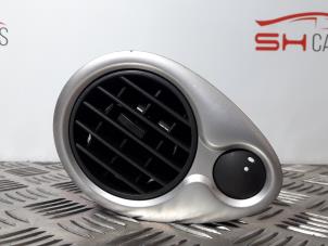 Used Dashboard vent Renault Clio III (BR/CR) 1.4 16V Price € 11,00 Margin scheme offered by SH Carparts
