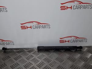 Used Rear gas strut, right Renault Clio III (BR/CR) 1.4 16V Price € 14,00 Margin scheme offered by SH Carparts