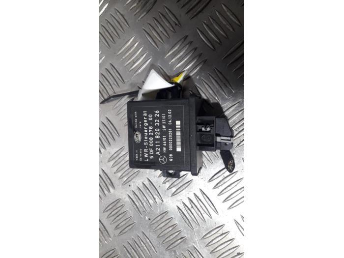 Używane Silnik reflektora Mercedes E (W211) 3.2 E-320 CDI 24V Cena € 30,00 Procedura marży oferowane przez SH Carparts