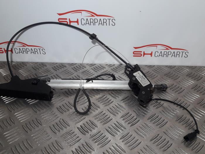 Używane Blokada dachu cabrio Peugeot 307 (3A/C/D) 2.0 16V Cena € 16,00 Procedura marży oferowane przez SH Carparts