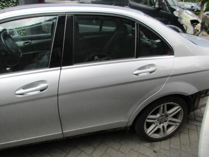 Portière 4portes arrière gauche d'un Mercedes-Benz C (W204) 1.6 C-180 16V BlueEfficiency 2010