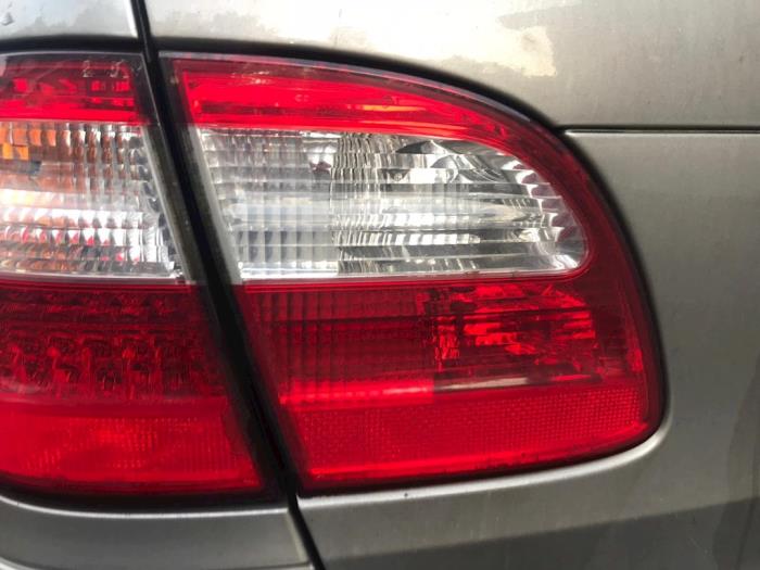 Rücklicht rechts van een Mercedes-Benz E Combi (S211) 2.2 E-220 CDI 16V 2006