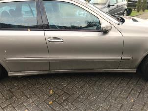 Używane Drzwi prawe przednie wersja 4-drzwiowa Mercedes E Combi (S211) 2.2 E-220 CDI 16V Cena € 175,00 Procedura marży oferowane przez van Sabben Parts