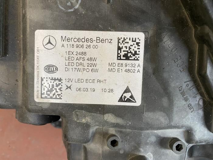 Reflektor prawy z Mercedes-Benz CLA Shooting Brake (118.6) 2.0 AMG CLA-45 Turbo 16V 2019