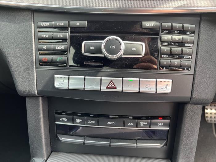 Używane Radio Mercedes E (W212) E-250 CDI 16V BlueEfficiency,BlueTec Cena € 350,00 Procedura marży oferowane przez van Sabben Parts