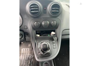 Used Air conditioning control panel Mercedes Citan (415.7) 1.5 108 CDI Crewbus Price € 48,40 Inclusive VAT offered by van Sabben Parts