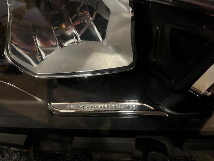 Reflektor prawy z Mercedes-Benz CLA (118.3) 1.3 CLA-200 Turbo 16V 4-Matic 2022