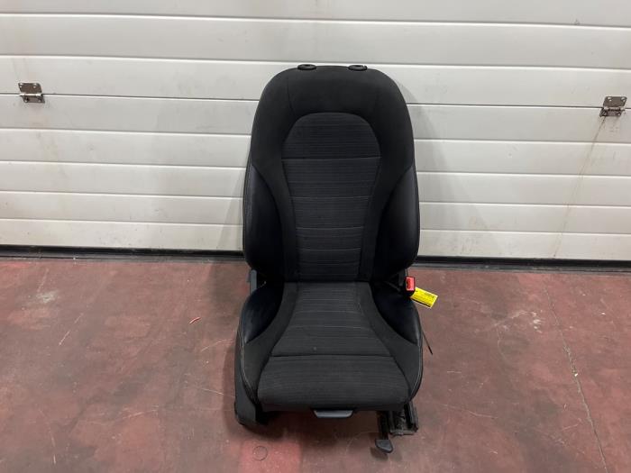 Używane Fotel prawy Mercedes C (W205) C-200 2.0 CGI 16V Cena € 125,00 Procedura marży oferowane przez van Sabben Parts