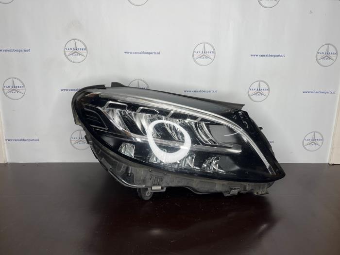 Gebrauchte Scheinwerfer rechts Mercedes C (W205) C-180 1.6 16V Preis € 650,00 Margenregelung angeboten von van Sabben Parts