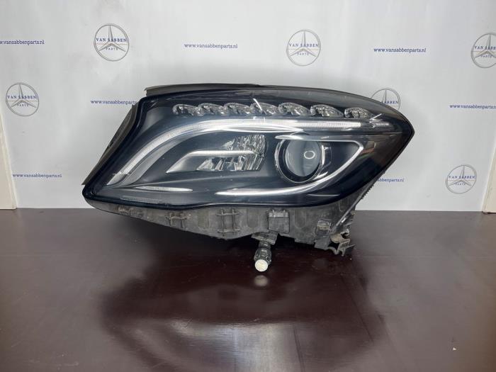 Używane Reflektor lewy Mercedes GLA (156.9) 1.5 180 CDI, d 16V Cena € 550,00 Procedura marży oferowane przez van Sabben Parts