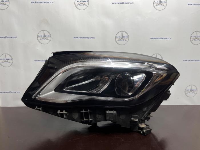 Używane Reflektor lewy Mercedes GLA (156.9) 1.5 180 CDI, d 16V Cena € 550,00 Procedura marży oferowane przez van Sabben Parts