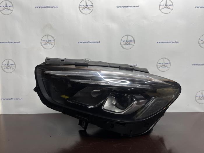 Używane Reflektor lewy Mercedes B (W247) 1.3 B-200 Turbo 16V Cena € 575,00 Procedura marży oferowane przez van Sabben Parts
