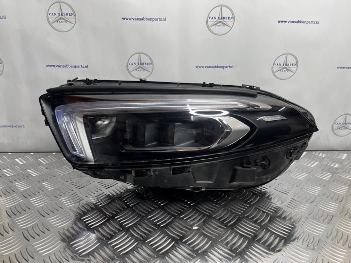 Używane Reflektor lewy Mercedes A (177.0) 1.3 A-200 Turbo 16V Cena € 847,00 Z VAT oferowane przez van Sabben Parts