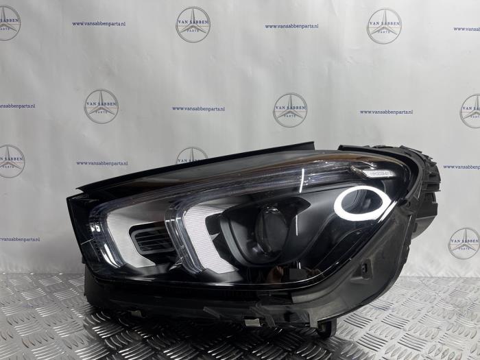 Używane Reflektor lewy Mercedes GLE (V167) 350 2.0 16V 4-Matic Cena € 800,00 Procedura marży oferowane przez van Sabben Parts