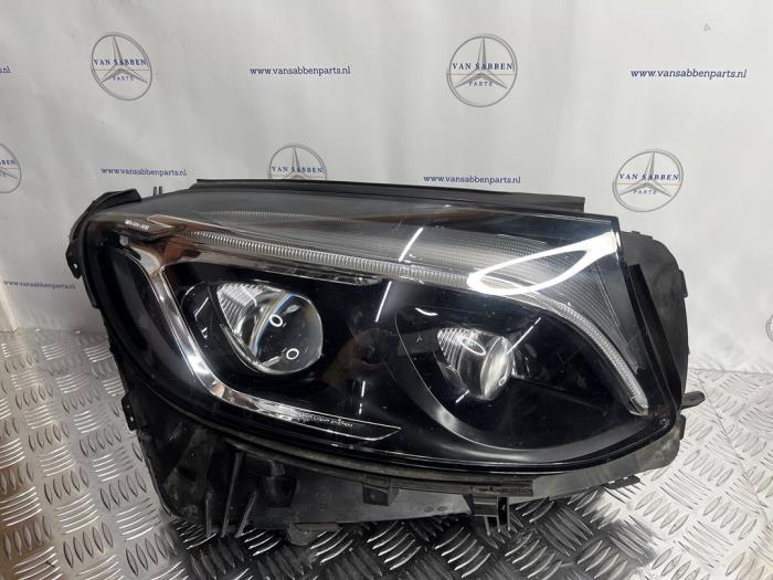 Używane Reflektor prawy Mercedes GLC (X253) 2.0 250 16V 4-Matic Cena € 1.000,00 Procedura marży oferowane przez van Sabben Parts