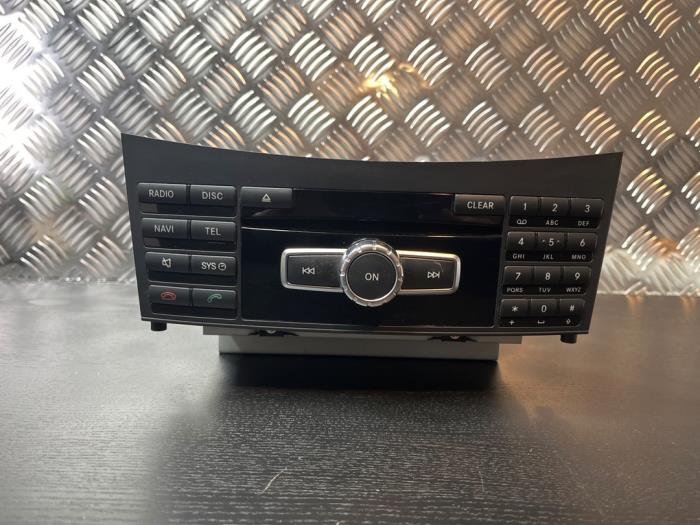 Używane Radio Mercedes E (W212) E-220 CDI 16V BlueEfficiency,BlueTEC Cena € 100,00 Procedura marży oferowane przez van Sabben Parts