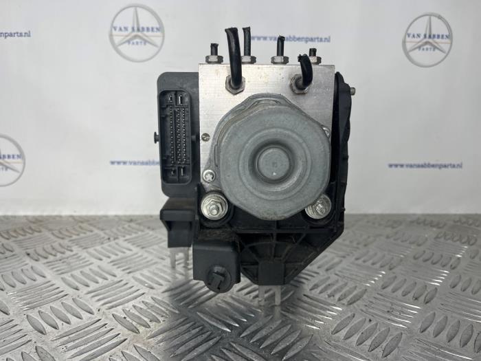 ABS-pump från en Mercedes-Benz A (W176) 1.5 A-180 CDI, A-180d 16V 2018