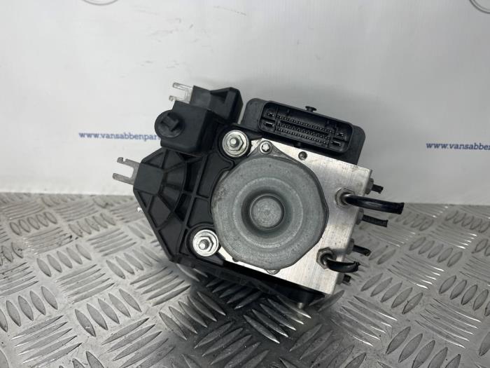 ABS-pump från en Mercedes-Benz A (W176) 1.5 A-180 CDI, A-180d 16V 2018