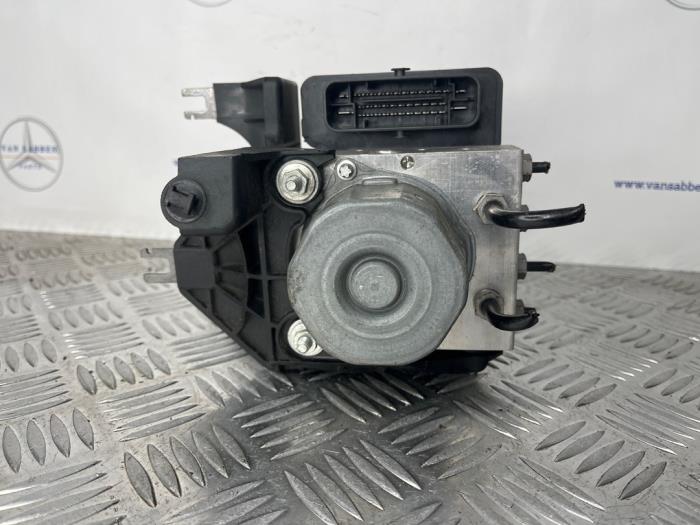 ABS-pump från en Mercedes-Benz A (W176) 1.5 A-180 CDI, A-180d 16V 2018