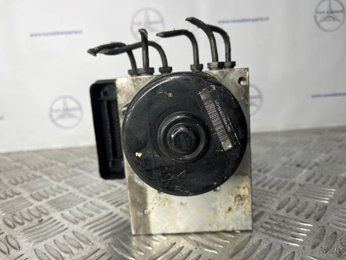 Używane Pompa ABS Mercedes C (W203) 1.8 C-180K 16V Cena € 50,00 Procedura marży oferowane przez van Sabben Parts