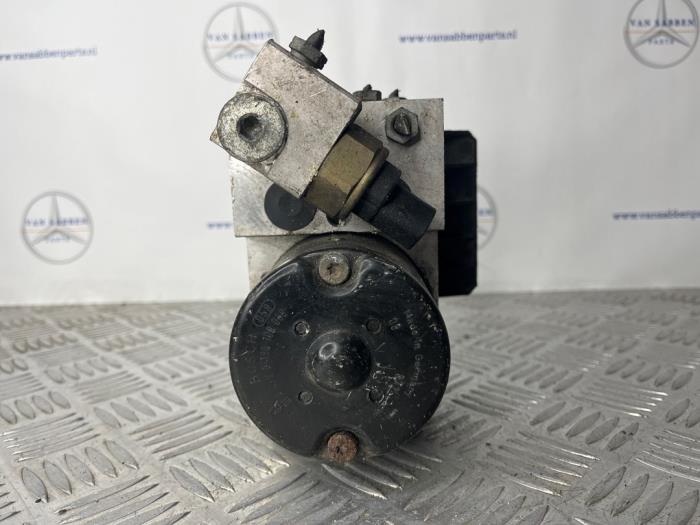 Usagé Bloc ABS Mercedes S (W220) 5.0 S-500 V8 24V Prix € 50,00 Règlement à la marge proposé par van Sabben Parts