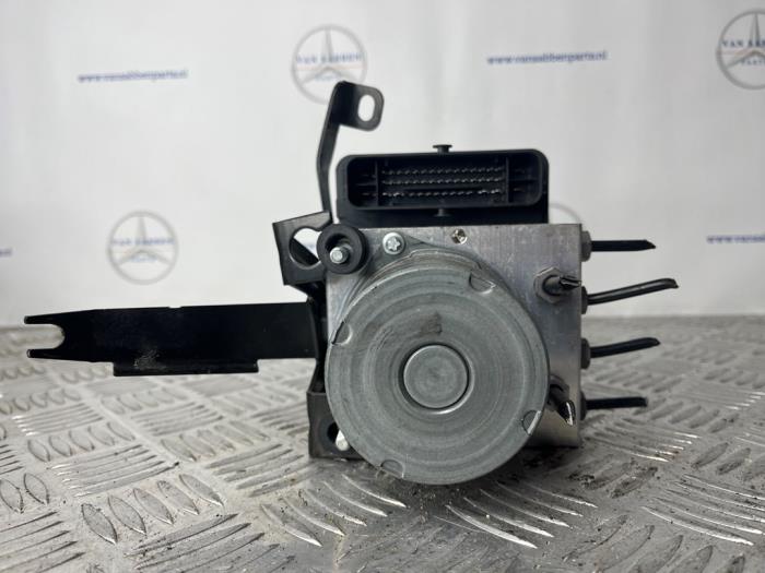 Begagnade ABS-pump Mercedes A (177.0) 1.3 A-180 Turbo 16V Pris € 250,00 Marginaltabell erbjuds av van Sabben Parts