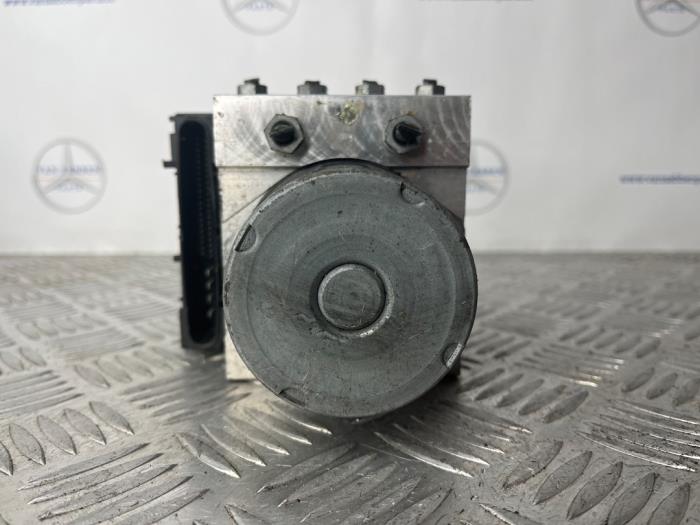 Usagé Bloc ABS Mercedes B (W245) 2.0 B-200 16V Turbo Prix € 50,00 Règlement à la marge proposé par van Sabben Parts